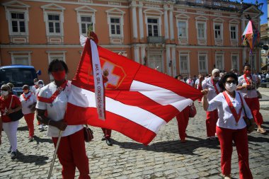 Salvador, Bahia, Brezilya - 24 Mart 2022: Corpus Christi döneminde Salvador Tarih Merkezi 'nde destekçilerin geçit töreni.