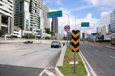 Salvador, Bahia, Brezilya - 9 Mayıs 2022: Salvador şehrindeki şerit ve yoldan sapma ve tehlikeyi gösteren zebra şekilli yol işaretleri.