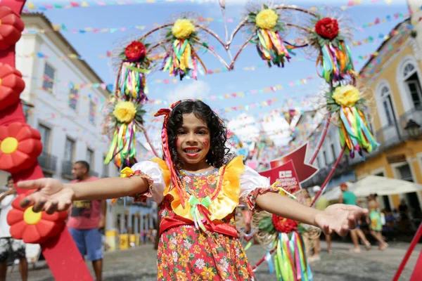 Salvador, Bahia, Brezilya - 26 Haziran 2022: Salvador şehrinin tarihi merkezi Pelourinho 'daki Sao Joao ziyafetinin dekorasyonunu çocuklar ziyaret ediyor.