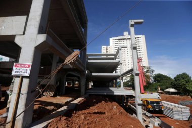 Salvador, Bahia, Brezilya - 9 Mayıs 2023: işçi Salvador 'da bir devlet okulunun inşası için bir ön-orta sınıf yapının kurulumunu denetliyor..