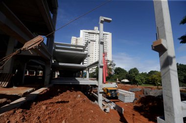 Salvador, Bahia, Brezilya - 9 Mayıs 2023: işçi Salvador 'da bir devlet okulunun inşası için bir ön-orta sınıf yapının kurulumunu denetliyor..