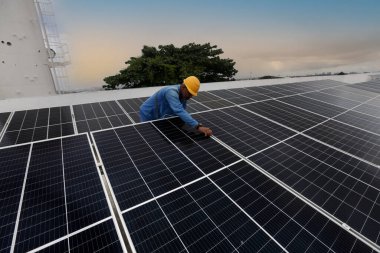 Salvador, Bahia, Brezilya - 17 Temmuz 2023: işçiler Salvador şehrindeki bir devlet okulunun çatısına güneş enerjisi panelleri kuruyor..