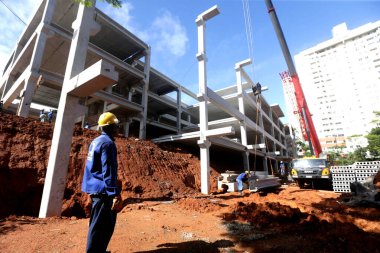 Salvador, Bahia, Brezilya - 9 Mayıs 2023: işçi Salvador 'da bir devlet okulunun inşası için bir ön-orta sınıf yapının kurulumunu denetliyor..