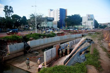 Salvador, Bahia, Brezilya - 29 Temmuz 2022: Salvador 'daki Lucaia Kanal Bölgesi' nde BRT taşımacılık sistemi için özel kanalizasyon boru hattı inşaatı.