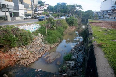 Salvador, Bahia, Brezilya - 29 Temmuz 2022: Salvador 'daki Lucaia Kanal Bölgesi' nde BRT taşımacılık sistemi için özel kanalizasyon boru hattı inşaatı.