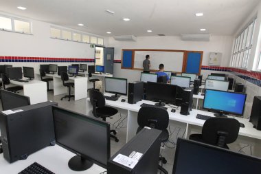 Aracatu, Bahia, Brezilya - 7 Temmuz 2023: Aracatu kentindeki bir devlet okulundaki bir bilgisayar laboratuvarında bir öğrenci görülüyor.