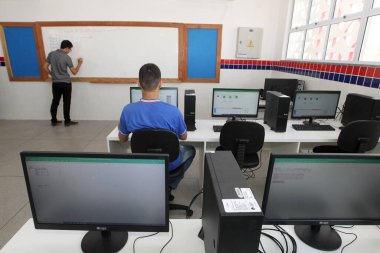 Aracatu, Bahia, Brezilya - 7 Temmuz 2023: Aracatu kentindeki bir devlet okulundaki bir bilgisayar laboratuvarında bir öğrenci görülüyor.