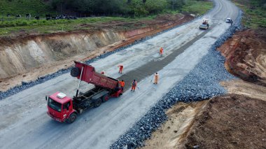 ilheus, bahia, brrazil - 6 Ekim 2023: Güney Bahia 'daki Ilheus belediyesinde BA 649 numaralı otoyolun yapım hayatı.