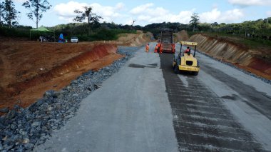 ilheus, bahia, brrazil - 6 Ekim 2023: Güney Bahia 'daki Ilheus belediyesinde BA 649 numaralı otoyolun yapım hayatı.
