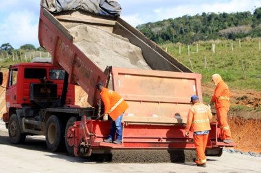 ilheus, bahia, brrazil - 6 Ekim 2023: Güney Bahia 'daki Ilheus belediyesinde BA 649 numaralı otoyolun yapım hayatı.