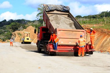 ilheus, bahia, brrazil - 6 Ekim 2023: Güney Bahia 'daki Ilheus belediyesinde BA 649 numaralı otoyolun yapım hayatı.