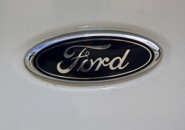 Salvador, Bahia, Brezilya - 11 Ağustos 2023: Ford otomobil üreticisi sembolü Salvador şehrindeki bir araçta görüldü.
