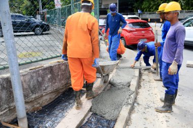 Salvador, Bahia, Brezilya - 11 Ağustos 2023: işçiler Salvador şehrinde beton bir kaldırım inşa ederken görüldü.