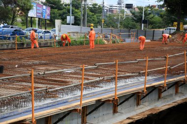 Salvador, Bahia, Brezilya - 11 Ağustos 2023: Salvador şehrinde bir köprünün inşaatında işçiler görülüyor..