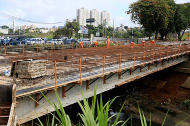 Salvador, Bahia, Brezilya - 11 Ağustos 2023: Salvador şehrinde bir köprünün inşaatında işçiler görülüyor..