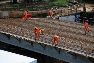Salvador, Bahia, Brezilya - 11 Ağustos 2023: Salvador şehrinde bir köprünün inşaatında işçiler görülüyor..