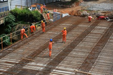 Salvador, Bahia, Brezilya - 11 Ağustos 2023: Salvador şehrinde bir köprünün inşaatında işçiler görülüyor..