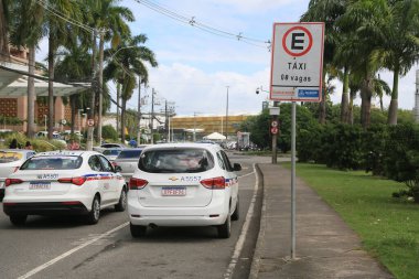 Salvador, Bahia, Brezilya - 11 Ağustos 2023: trafik işaretleri Salvador şehrinde bir caddede taksi araçları için park yeri olduğunu gösteriyor..