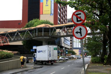 Salvador, Bahia, Brezilya - 11 Ağustos 2023: yol işaretleri park yasağı olduğunu gösteriyor ve Salvador şehrinde bir caddeden sola dönün..