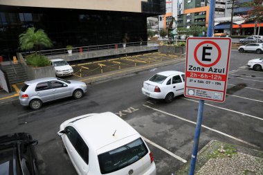 Salvador, Bahia, Brezilya - 11 Ağustos 2023: trafik işaretleri Salvador şehrinde bir caddede mavi bölge tarafından düzenlenmiş bir park yeri olduğunu gösteriyor..