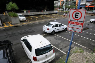 Salvador, Bahia, Brezilya - 11 Ağustos 2023: trafik işaretleri Salvador şehrinde bir caddede mavi bölge tarafından düzenlenmiş bir park yeri olduğunu gösteriyor..