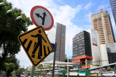 Salvador, Bahia, Brezilya - 11 Ağustos 2023: trafik işaretlerine göre sola dönün ya da Salvador şehrinde yaya geçidinde düz gidin..