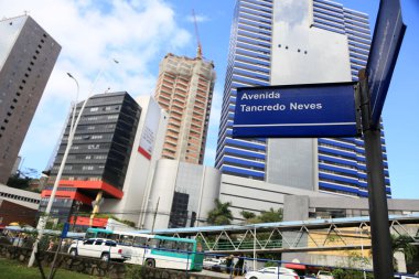 Salvador, Bahia, Brezilya - 11 Ağustos 2023: Salvdor şehrinde Avenida Tancredo Neves işareti.