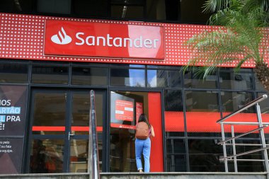 Salvador, Bahia, Brezilya - 11 Ağustos 2023: Salvador 'daki bir Santander banka şubesinin görüntüsü.