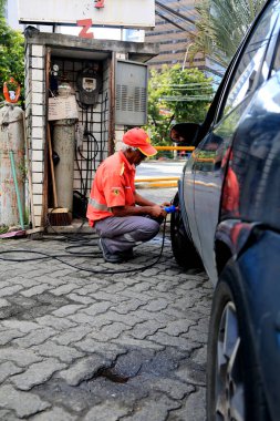 Salvador, Bahia, Brezilya - 11 Ağustos 2023: Salvador 'daki bir benzin istasyonunda lastik kalibrasyon kontrolü.