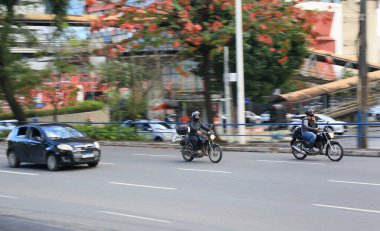 Salvador, Bahia, Brezilya - 11 Ağustos 2023: motosiklet sürücüsü Salvador şehrinde bir bulvardan geçerken görüldü..