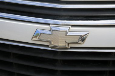 Salvador, Bahia, Brezilya - 11 Ağustos 2023: Salvador şehrindeki bir araçta Chevrolet sembolü.