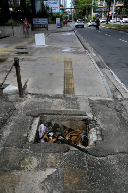 Salvador, Bahia, Brezilya - 11 Ağustos 2023: Salvador şehrinde bir kaldırımda çukur