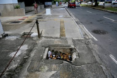 Salvador, Bahia, Brezilya - 11 Ağustos 2023: Salvador şehrinde bir kaldırımda çukur