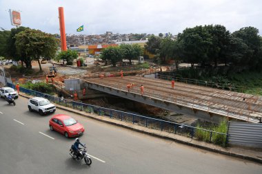 Salvador, Bahia, Brezilya - 11 Ağustos 2023: Salvador şehrinde bir köprünün inşaatında işçiler görülüyor..