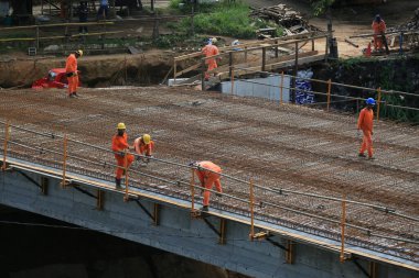 Salvador, Bahia, Brezilya - 11 Ağustos 2023: Salvador şehrinde bir köprünün inşaatında işçiler görülüyor..