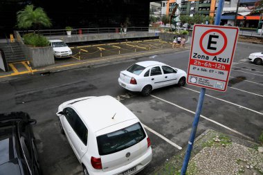 Salvador, Bahia, Brezilya - 11 Ağustos 2023: trafik işaretleri Salvador şehrinde bir caddede mavi bölge tarafından düzenlenmiş bir park yeri olduğunu gösteriyor..