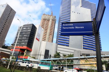 Salvador, Bahia, Brezilya - 11 Ağustos 2023: Salvdor şehrinde Avenida Tancredo Neves işareti.