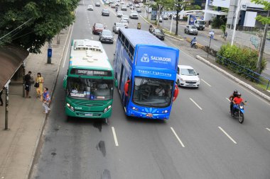 Salvador, Bahia, Brezilya - 11 Ağustos 2023 Salvador 'da bir otobüs durağında insanlar görüldü..