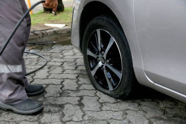 Salvador, Bahia, Brezilya - 11 Ağustos 2023: Salvador 'daki bir benzin istasyonunda lastik kalibrasyon kontrolü.