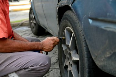 Salvador, Bahia, Brezilya - 11 Ağustos 2023: Salvador 'daki bir benzin istasyonunda lastik kalibrasyon kontrolü.