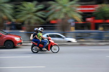 Salvador, Bahia, Brezilya - 11 Ağustos 2023: motosiklet sürücüsü Salvador şehrinde bir bulvardan geçerken görüldü..