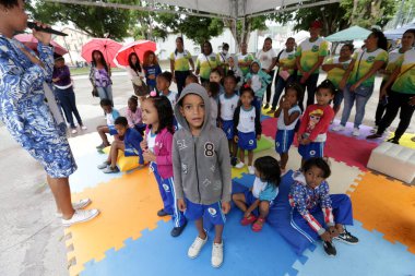 Cachoeira, Bahia, Brezilya - 4 Kasım 2023: Devlet okulu çocukları Cacheoeira kentindeki Edebiyat Fuarı sırasında boş zamanlarında etkinliğe katılıyorlar - Flica.