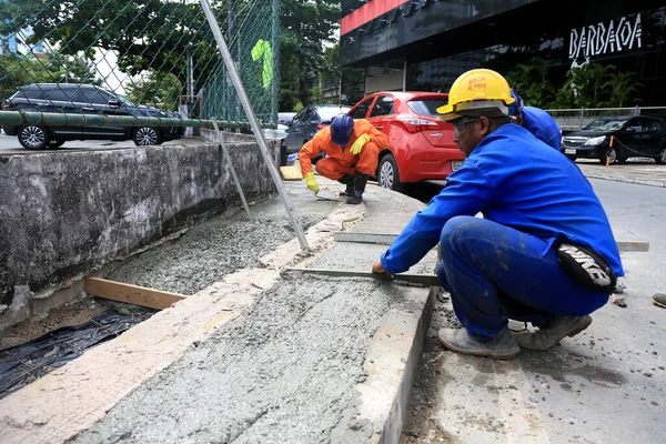 Salvador, Bahia, Brezilya - 11 Ağustos 2023: işçiler Salvador şehrinde beton bir kaldırım inşa ederken görüldü.