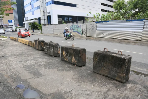 Salvador, Bahia, Brezilya - 11 Ağustos 2023: Buz Baiano olarak bilinen trafik sayacı, Salvador 'da bir caddenin ablukasında görüldü..