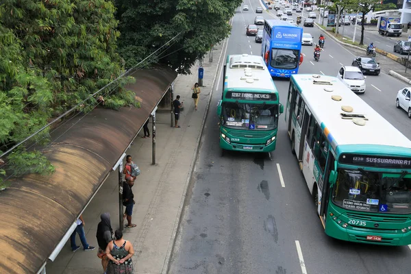 Salvador, Bahia, Brezilya - 11 Ağustos 2023 Salvador 'da bir otobüs durağında insanlar görüldü..