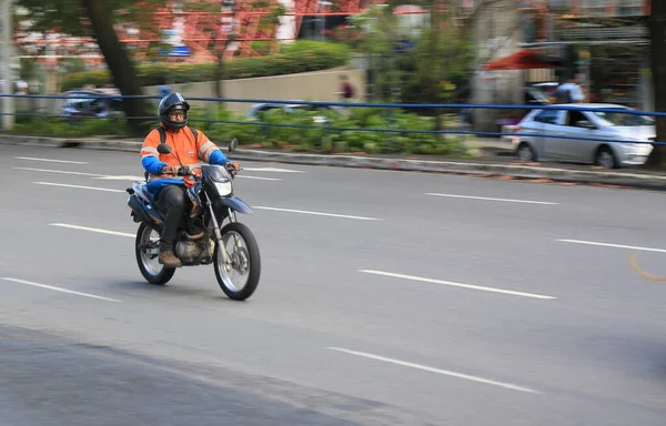 Salvador Bahia Brasile Agosto 2023 Motociclista Visto Transitare Lungo Viale — Foto Stock