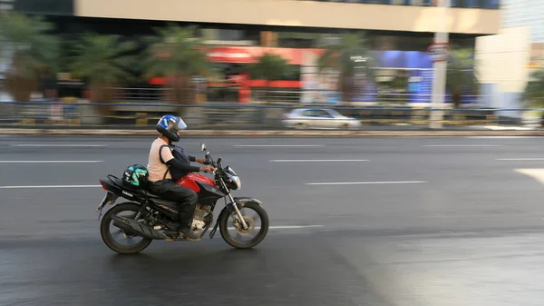 サルバドール バービア ブラジル 2023 サルバドールの街の道に沿って通過するオートバイのライダーを見た — ストック写真
