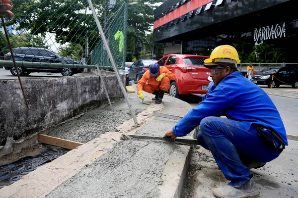 Salvador, Bahia, Brezilya - 11 Ağustos 2023: işçiler Salvador şehrinde beton bir kaldırım inşa ederken görüldü.