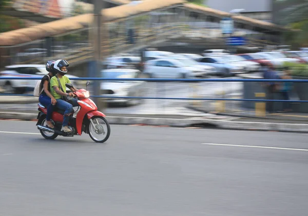 2023年8月11日 看到骑摩托车的人在萨尔瓦多市的一条大街上经过 — 图库照片