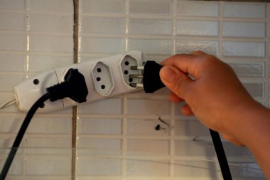 Salvador, Bahia, Brezilya - 26 Ağustos 2023: Salvador şehrinde bir konuta bağlı elektrik uzatma bandı.